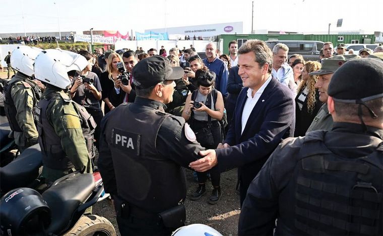 FOTO: Massa inauguró base operacional en Rosario y anunció arribo de más gendarmes.