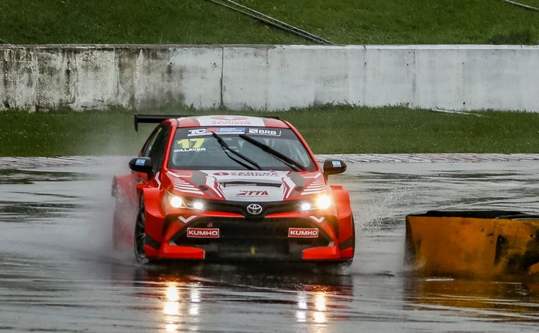 Llaver hizo una gran largada para llevarse la victoria bajo la lluvia en 'Velopark'
