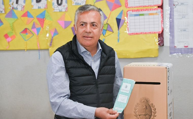 FOTO: Alfredo Cornejo votó en las elecciones de Mendoza. (Foto: NA)