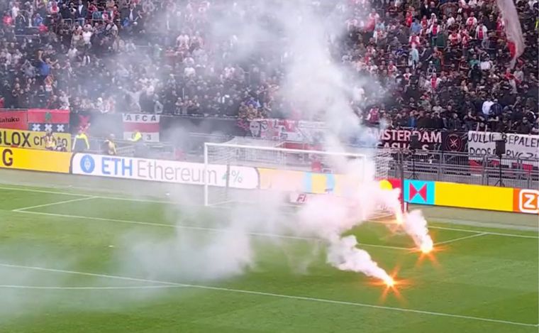FOTO: Los hinchas del Ajax provocaron la suspensión del partido.(Foto: Captura Transmisión)