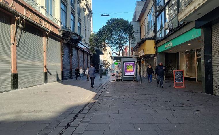 FOTO: La mayoría de los comercios de peatonal Córdoba cerraron.
