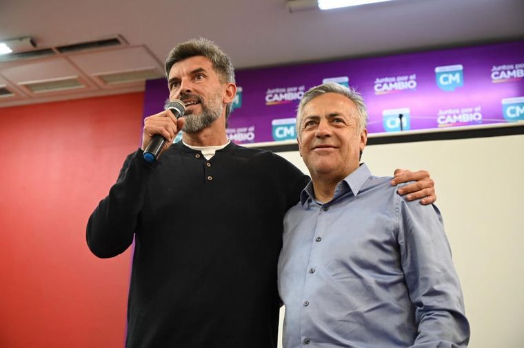 FOTO: Suárez fue reelecto en la capital mendocina y celebró con Cornejo.