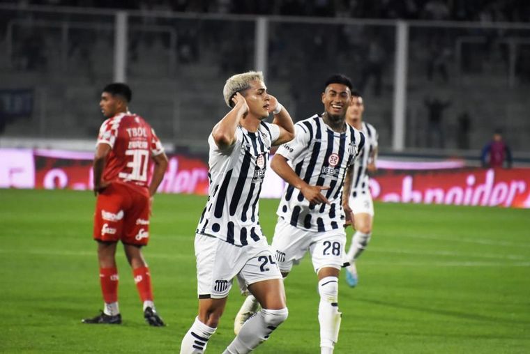 FOTO: Ramón Sosa festeja su gol.
