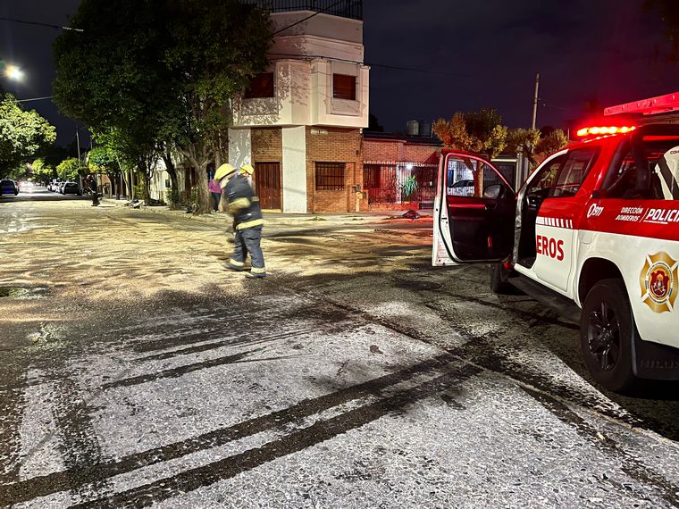 FOTO: Vecinos de General Bustos aducen accidentes por el colapso de cloacas con aceite