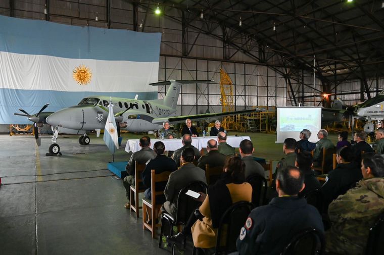 FOTO: La Fuerza Aérea recibió en Río Cuarto el quinto avión B-200 “Hurón”