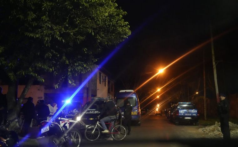 FOTO: Asesinaron a balazos a un hombre cuando estaba dentro de un auto en Rosario.