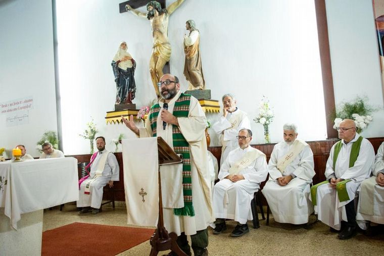 FOTO: El padre Mariano Oberlin presidió la ceremonia religiosa. 