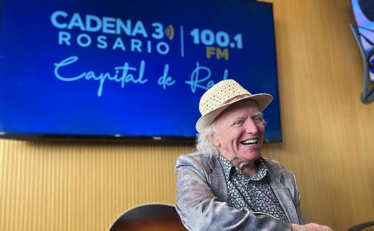 FOTO: Miguel Cantilo visitó Viva la Radio Rosario en la previa de su show. 