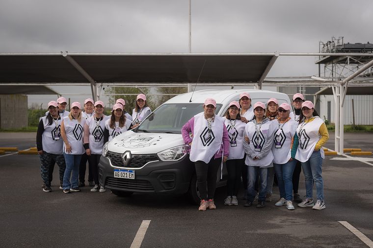 FOTO: Fundación Renault enseña a conducir a mujeres de la Cooperativa "La Juanita"