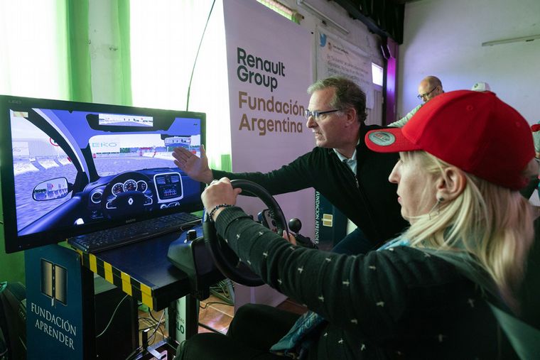 Fundación Renault enseña a conducir a mujeres de la Cooperativa "La Juanita"