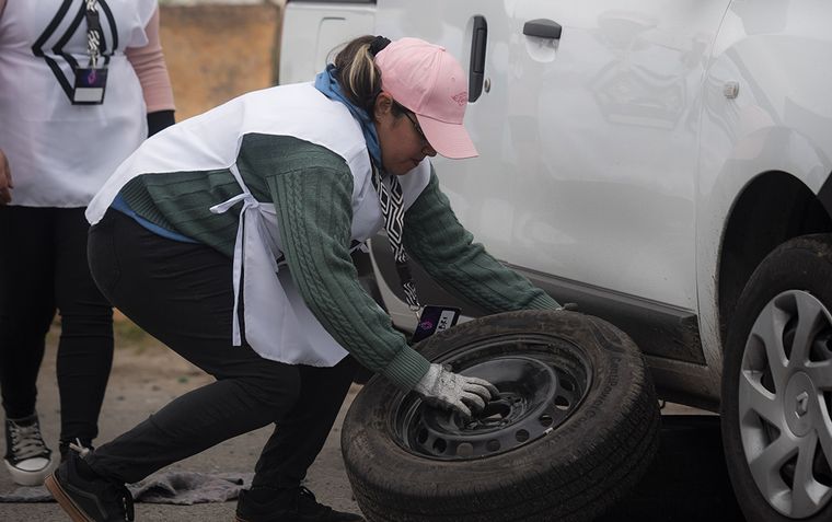 FOTO: Fundación Renault enseña a conducir a mujeres de la Cooperativa "La Juanita"