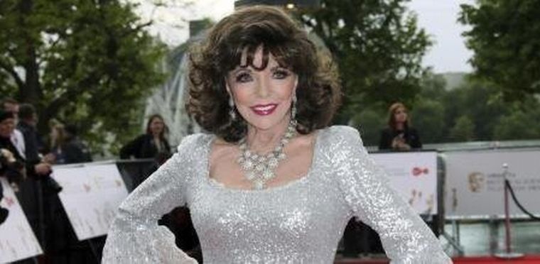 Joan Collins, la interminable, sigue desgranando anécdotas.