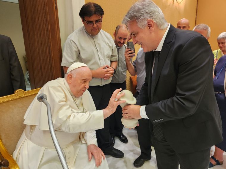 FOTO: Martín Llaryora, junto al Papa Francisco.