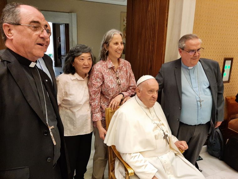 FOTO: El Papa, junto a la delegación de cordobeses en la residencia de Santa Marta.