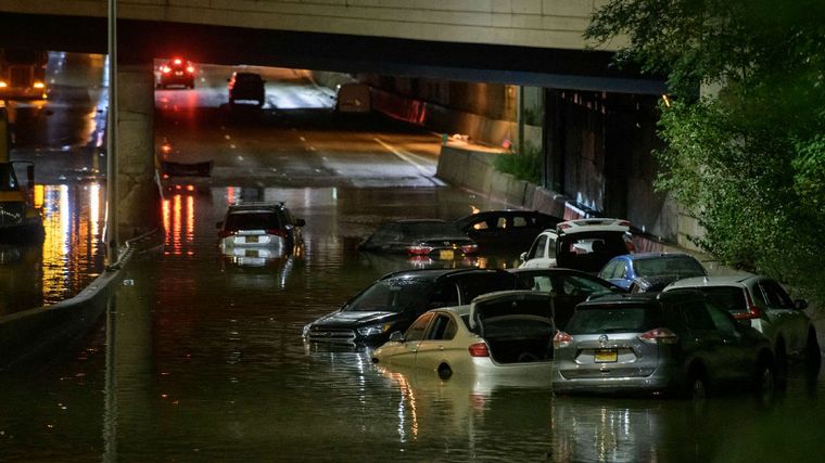 Nueva York declara el Estado de Emergencia: calles inundadas por las tormentas