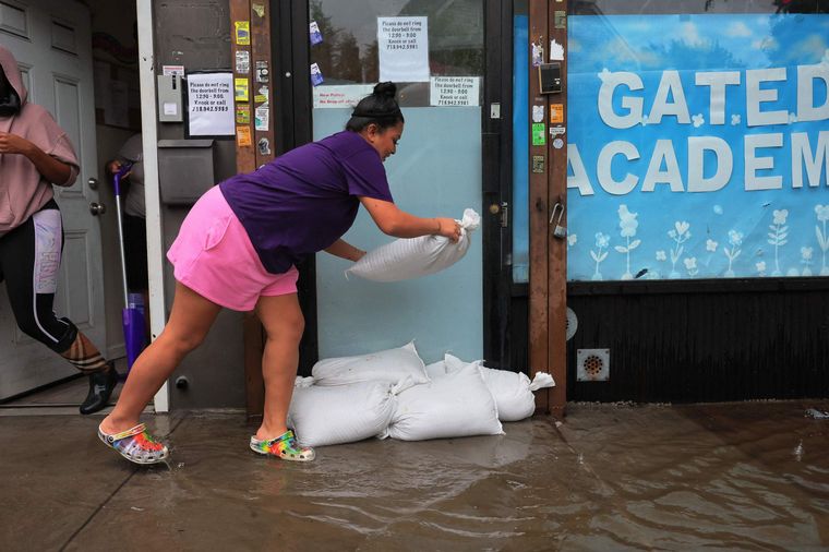 Nueva York declara el Estado de Emergencia: calles inundadas por las tormentas