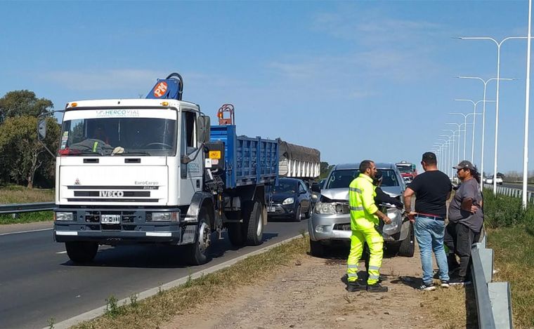 FOTO: Choque múltiple en la autopista Rosario-Santa Fe entre autos y un camión.