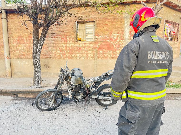 FOTO: Incendiaron una moto policial y los disuadieron con un arma no letal en Córdoba