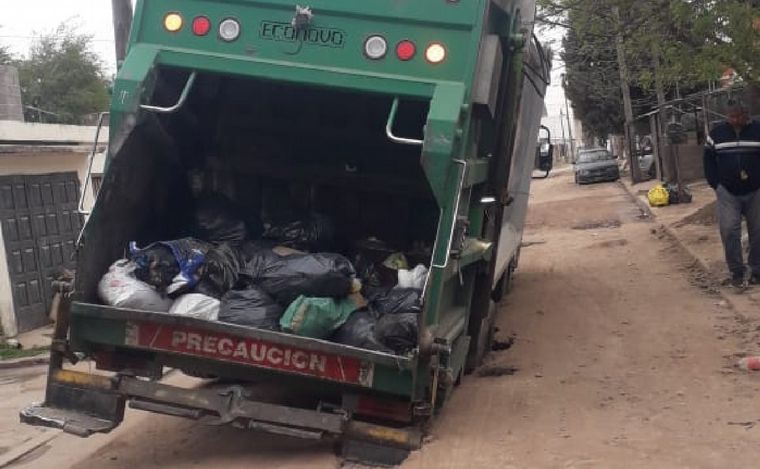 FOTO: Se hundió un camión de basura en Córdoba. (Foto: Fernando Barrionuevo/Cadena 3)