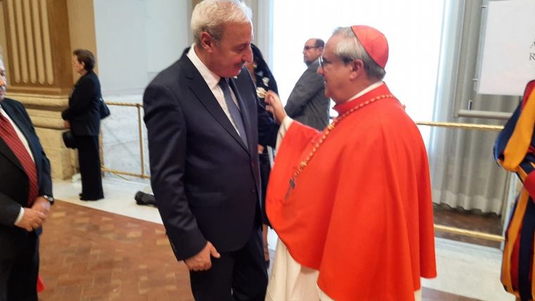 FOTO: Guillermo Oliveri, el secretario de culto de la nación saluda a Rossi