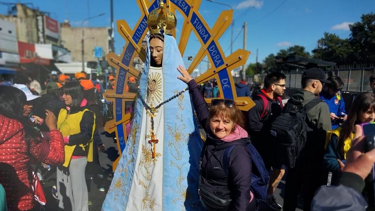 FOTO: Miles de fieles realizan la tradicional peregrinación a Luján (Foto: Orlando Morales)