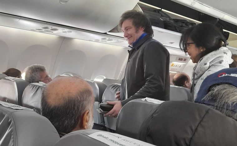 FOTO: Javier Milei, en el vuelo en el que coincidió con Myriam Bregman. (Foto: Twitter)
