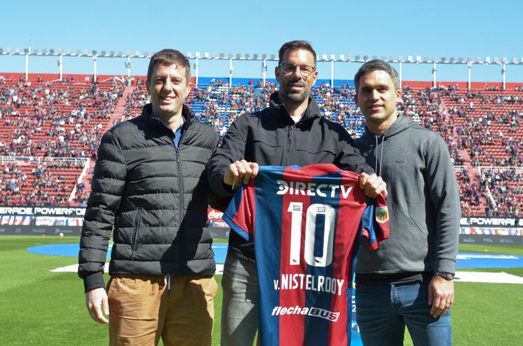 Van Nistelrooy presente en la cancha de San Lorenzo. (Foto:@SanLorenzo)