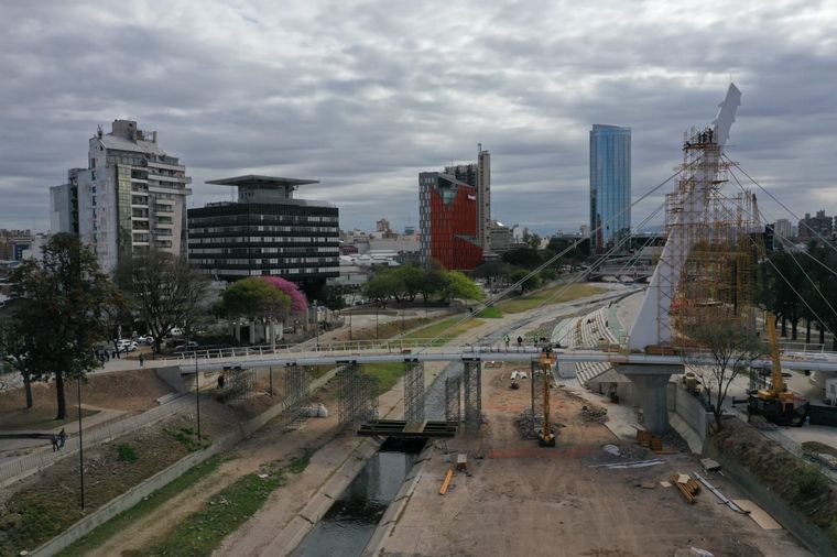 FOTO: Avanza el puente peatonal que unirá la ex Plaza Austria con Parque Las Heras