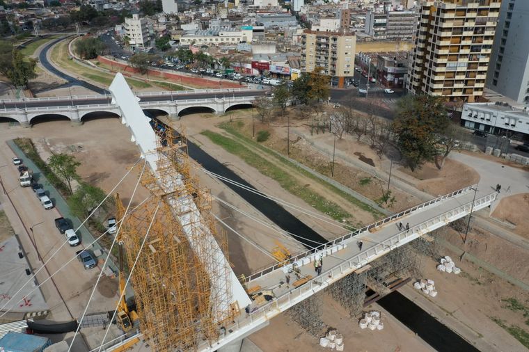 FOTO: Avanza el puente peatonal que unirá la ex Plaza Austria con Parque Las Heras