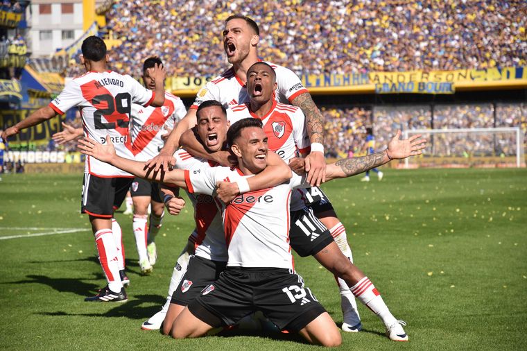 FOTO: Enzo Díaz festeja su gol ante los hinchas de Boca en 