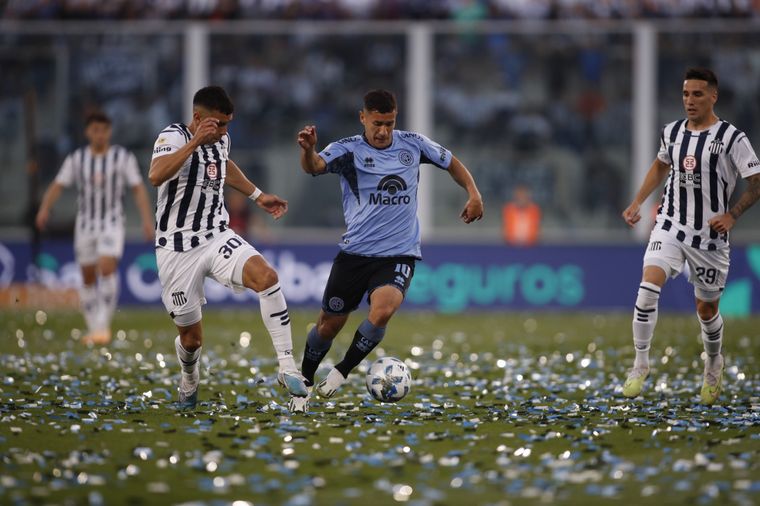 FOTO: Talleres y Belgrano se enfrentan en el Kempes en un nuevo clásico.