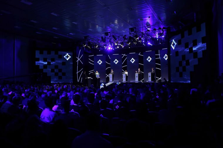 Los candidatos presidenciales, en el primer debate.