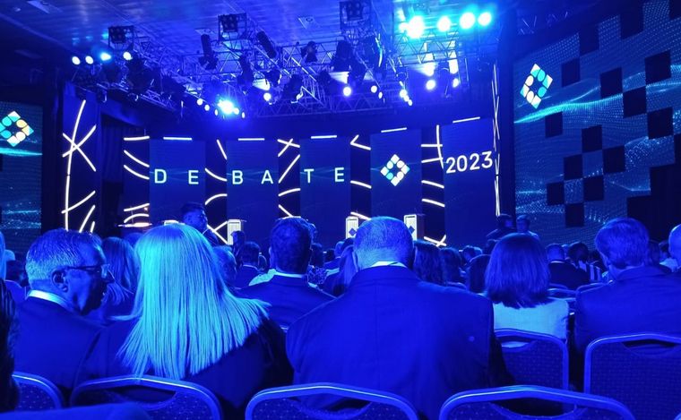 El interior del salón del debate presidencial de Santiago del Estero.