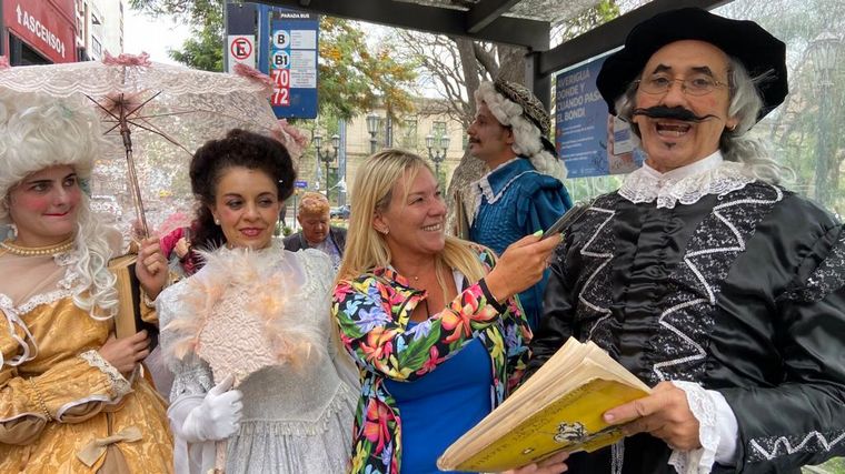 FOTO: Los actores de Córdoba llevaron los personajes de los libros a los trolebuses