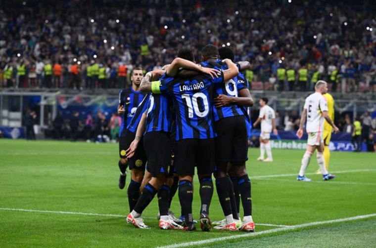FOTO: Los jugadores del Inter celebran la apertura del marcador.