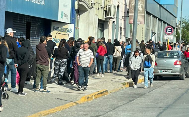 FOTO: Largas filas en la Anses de calle Avellaneda.