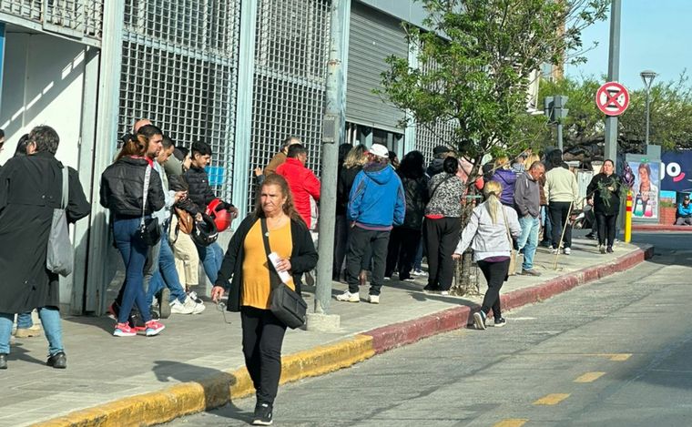 FOTO: Largas filas en la Anses de calle Avellaneda.