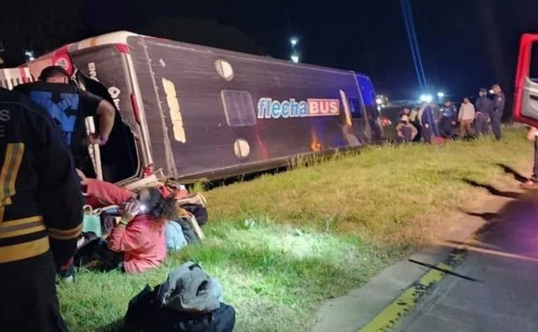  Volcó un micro con egresados en Entre Ríos (Foto: @ContenidosN)