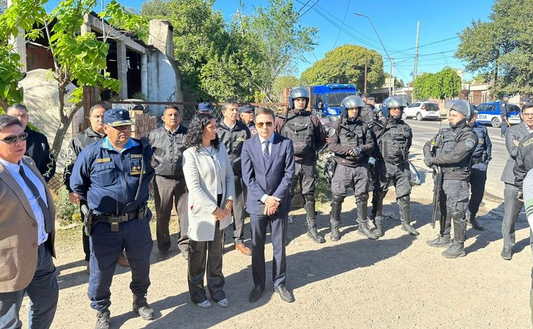 Gran despliegue policial y allanamientos en Villa La Lonja: hay tres detenidos.