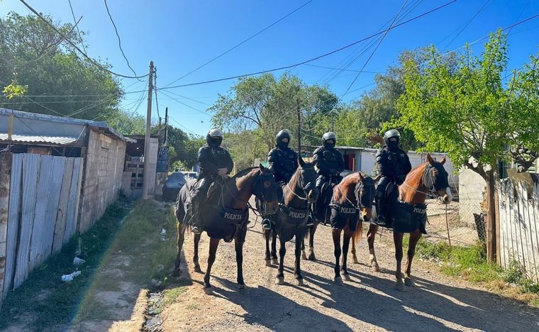 Gran despliegue policial y allanamientos en Villa La Lonja: hay tres detenidos.