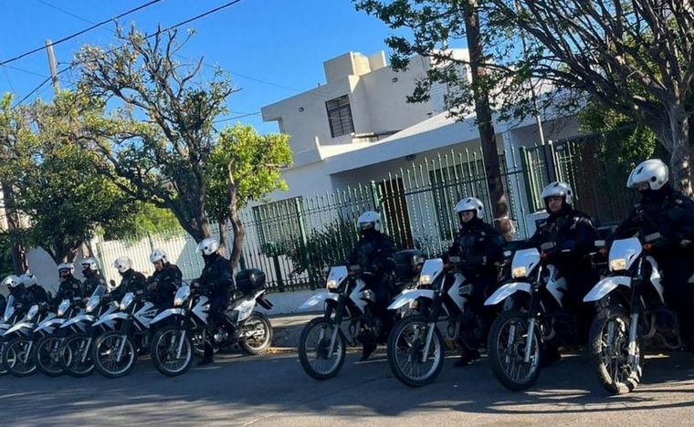 FOTO: Gran despliegue policial y allanamientos en Villa La Lonja: hay tres detenidos.