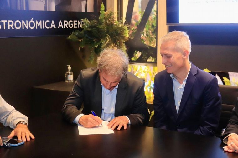 Carlos Paz firmó convenio con FEHGRA y ASHOGA.