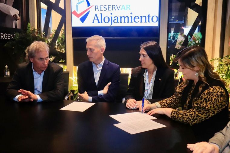 Carlos Paz firmó convenio con FEHGRA y ASHOGA.