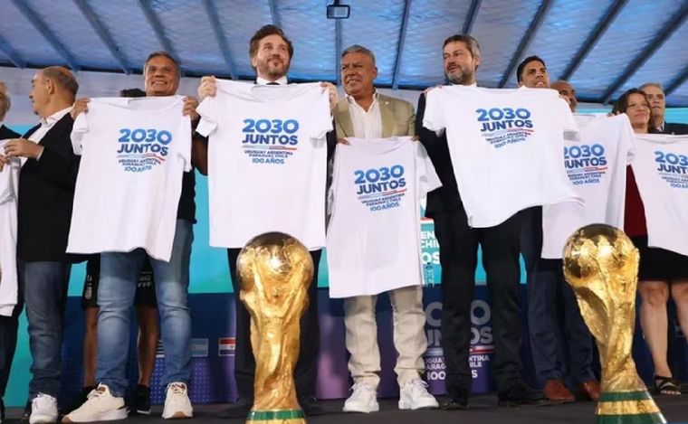 FOTO: Conmebol anunció que Argentina, Uruguay y Paraguay inaugurarán el Mundial 2030.