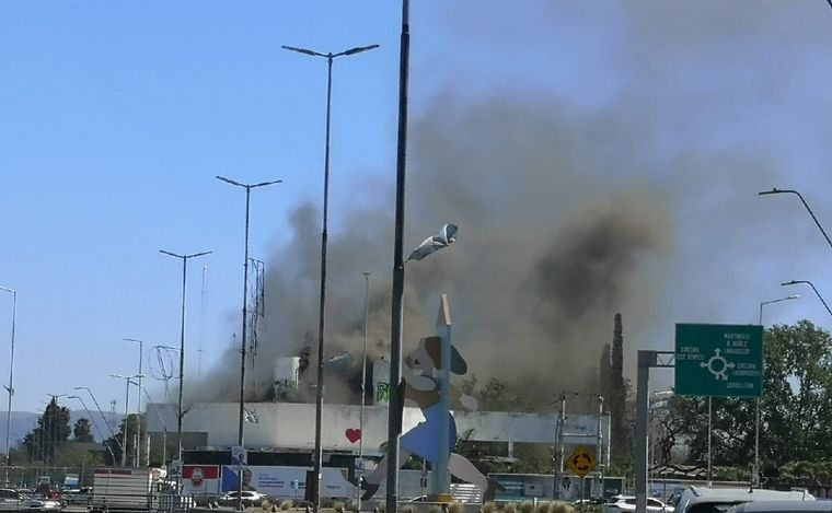 FOTO: Incendio en la exheladería Soppelsa de Córdoba.