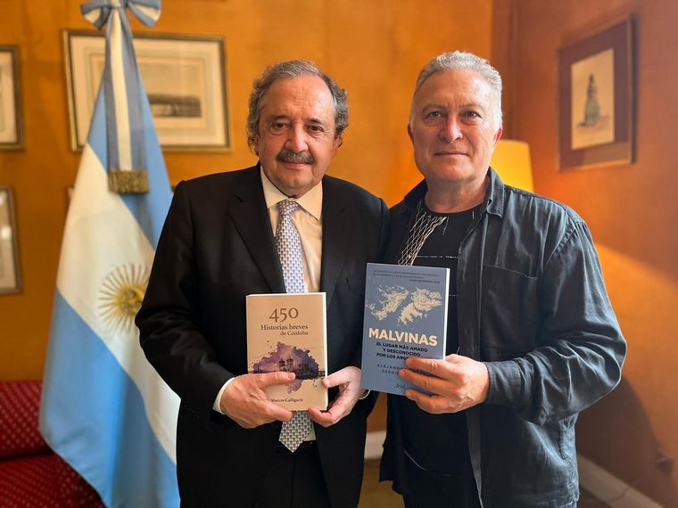 FOTO: Los libros publicados por Cadena 3, ahora en la Embajada argentina en España