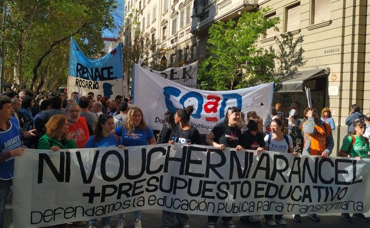 Docentes y estudiantes de la UNR marchan contra Milei en el centro de Rosario.