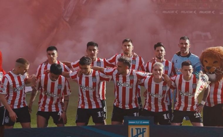 Estudiantes y el recibimiento a pura bengala en el clásico. (@EstudiantesPlay)