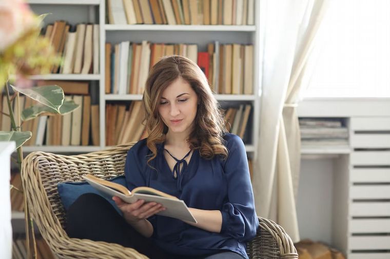 Si mamá es amante de la lectura, mejor que tenga su rincón en silencio. Freepik.