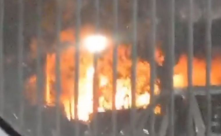FOTO: Incendio en depósito de AIC en Rosario: gran despliegue de bomberos.